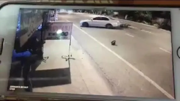 زنده ماندن یک موتورسوار در حادثه ای وحشتناک + فیلم