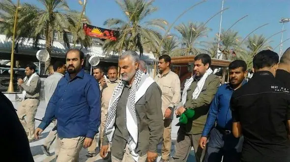 فیلم / شباهت حیرت آور یک زائر در پیاده‌روی اربعین به سردار سلیمانی / ببینید  لحظات احساسی که مردم یاد حاج قاسم افتادند