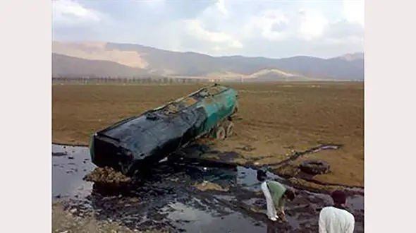 فیلم واژگونی تریلی حامل سوخت در دماوند / راننده به شدت مصدوم شد