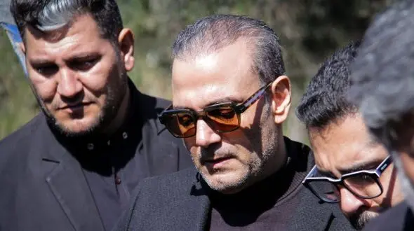 عکس/ دلداری دادن مهران مدیری به علیرضا قربانی در مراسم عزای همسر کم سن و سالش/ لعنت به سرطان و مرگ عزیزانمون