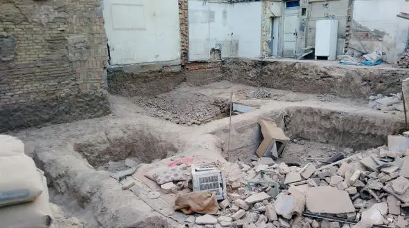 معجزه در آوار یک خانه در خیابان  17 شهریور / پسر 8 ساله و زن 70 ساله زیر آوار بودند + فیلم