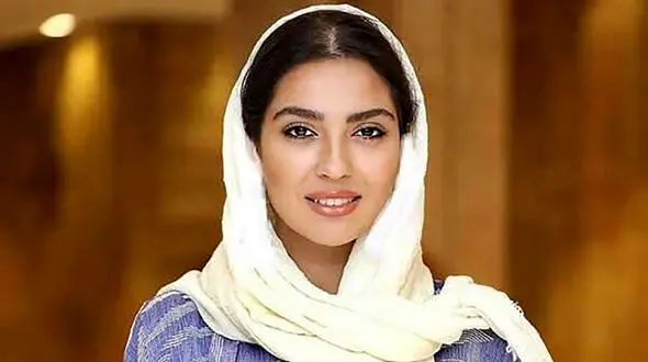 مونا کرمی: من زیبای خدادادی هستم ... /  در خودم  نیازی به عمل زیبایی نمی بینم  حتی توی موهام، / قبل از زایمان  هم ....