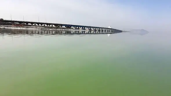 به داد دریاچه ارومیه برسید/ حق آبه دزدی دارد بی داد می کند/ لزوم ورود سازمان محیط زیست و آب منطقه ای + فیلم