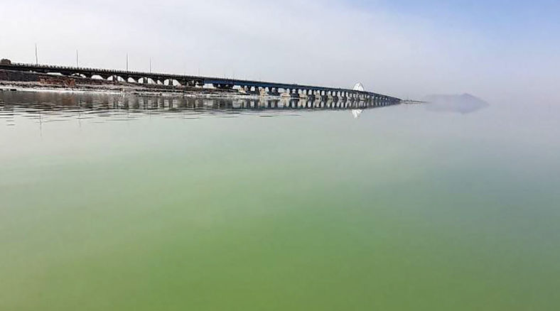 به داد دریاچه ارومیه برسید/ حق آبه دزدی دارد بی داد می کند/ لزوم ورود سازمان محیط زیست و آب منطقه ای + فیلم