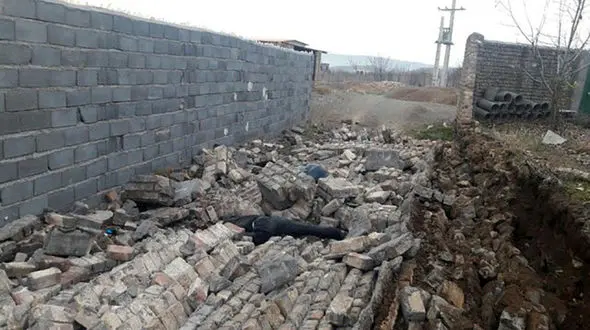 مرگ تلخ کارگر 14 ساله زیر دیوار یک خانه در اصفهان +عکس