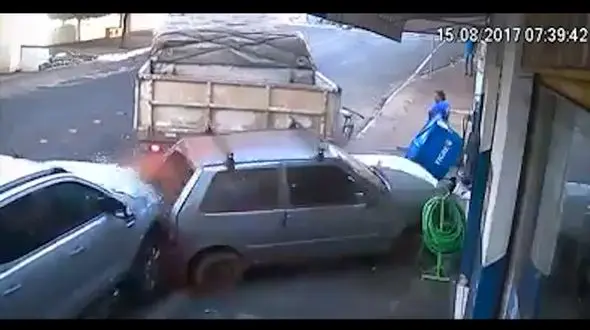 تریلی با دنده عقب فاجعه آفرید+ فیلم