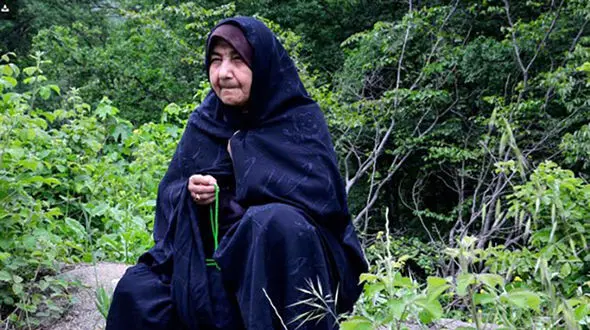  مادری دست به ذکر و چشم انتظار در حاشیه معدن آذرشهر گلستان + عکس 