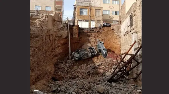 سقوط دو خودرو به گودبرداری ساختمان نیمه‌کاره؟+ فیلم 