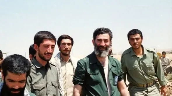 عکس سفر به تاریخ / «رهبر انقلاب» با لباس نظامی در مراسم عزاداری تاسوعا در جبهه؛ سال 1367