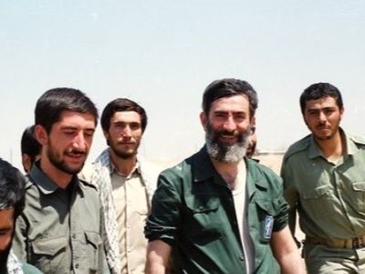 عکس سفر به تاریخ / «رهبر انقلاب» با لباس نظامی در مراسم عزاداری تاسوعا در جبهه؛ سال 1367