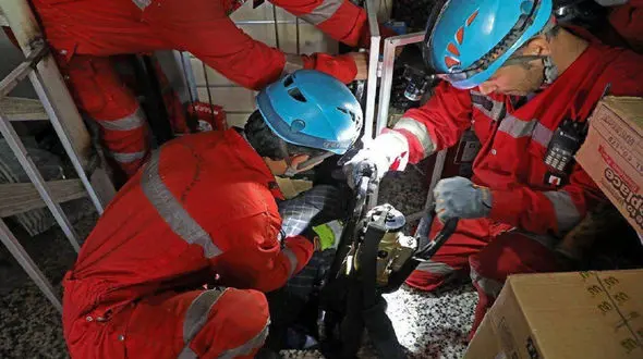 عکس صحنه له شدن سر جوان مشهدی در بالابر