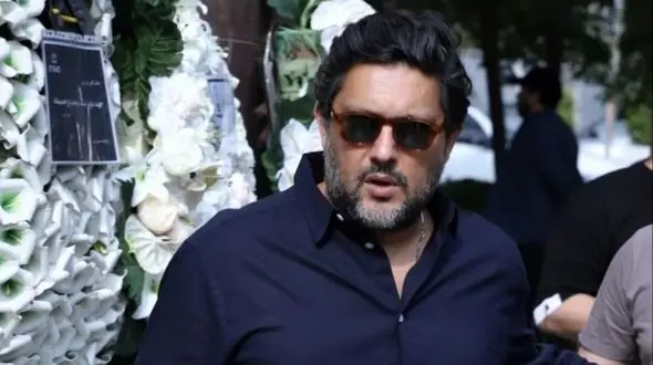 فیلم / حضور گسترده بازیگران سینما در مراسم ختم پدر حامد بهداد / از  نیکی کریمی، لیلا حاتمی و باران کوثری تا  رضا کیانیان، رامبد جوان و ...