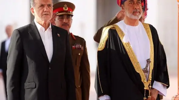 از فرش دستباف ایرانی تا خنجر طلای عمانی / هدایای پزشکیان و سلطان عمان + تصاویر