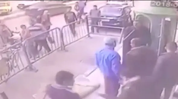 سقوط یک کودک از طبقه سوم روی سر یک مامور +فیلم