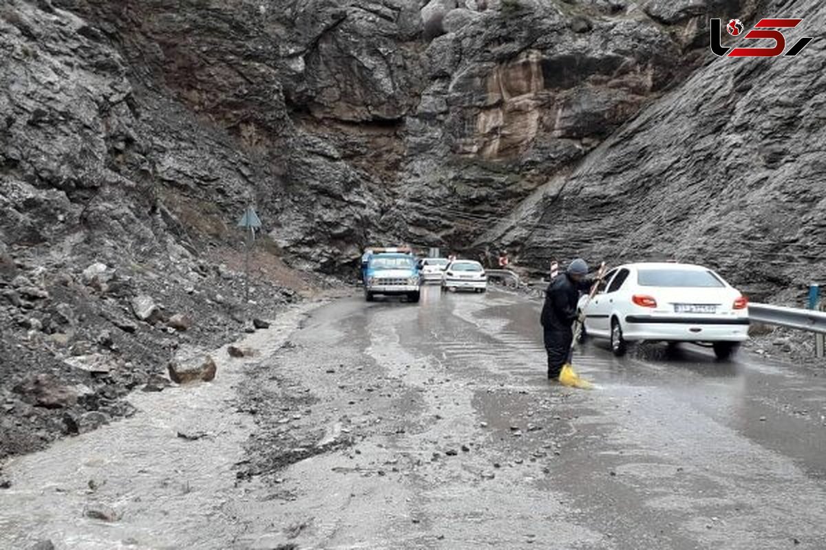 ریزش کوه جاده برازجان به کازرون را بست