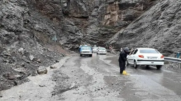 ریزش کوه جاده برازجان به کازرون را بست