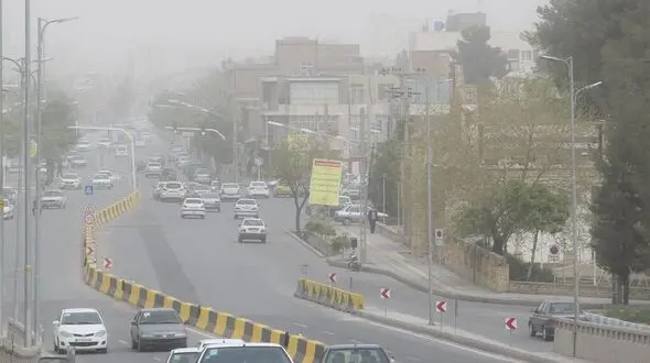 اصفهان در محاصره ریزگردها / مردم در خانه بمانند