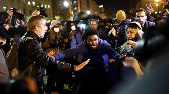 مخالفان ترامپ به خیابان واشنگتن ریختند + عکس