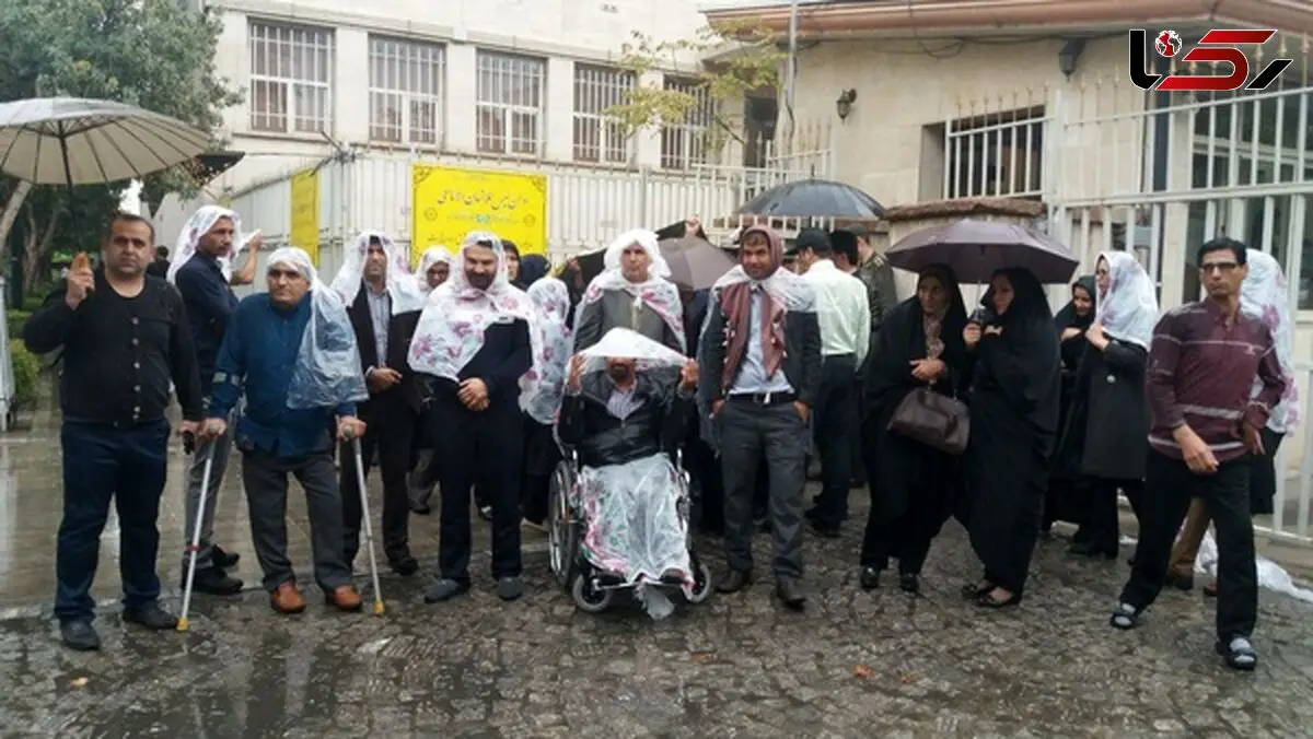 اعتراض کارکنان سهام عدالت مقابل ساختمان وزارت اقتصاد 