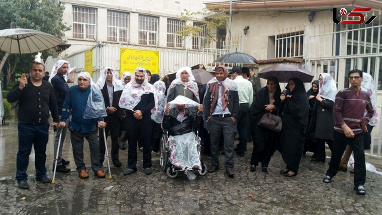 اعتراض کارکنان سهام عدالت مقابل ساختمان وزارت اقتصاد 