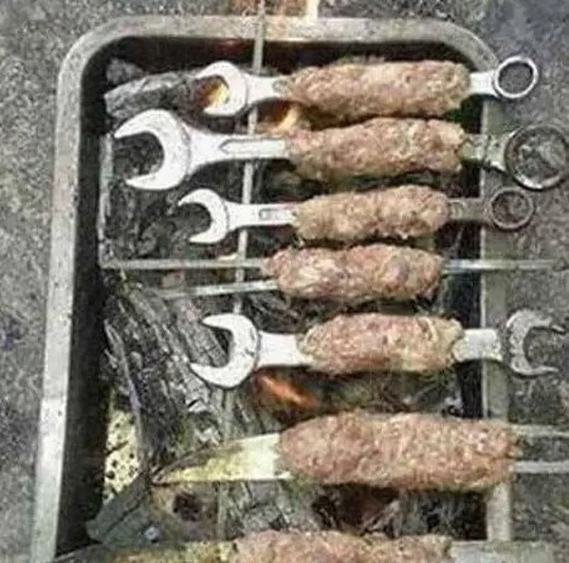 خلاقیت خنده‌دار پدر ایرانی در استفاده از آچار به عنوان سیخ کباب