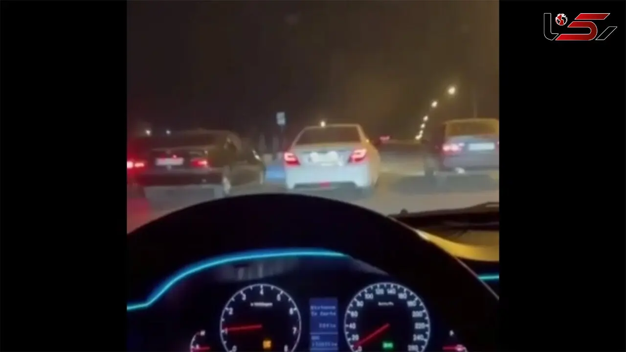 فیلم خط و نشان راننده خودروی آزرا برای چند جوان در کورس! / همه شوکه شدند