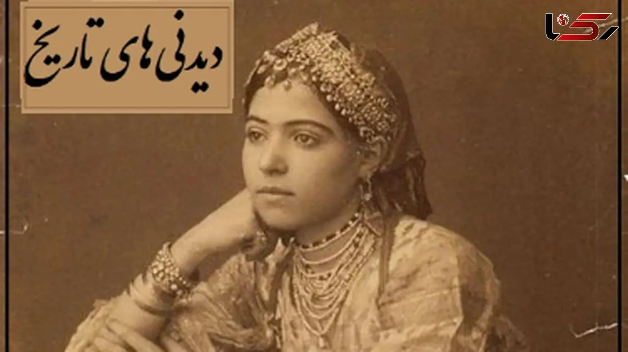 چیدمان خانه باسلیقه فخرالتاج، نوه کدبانو و هنرمند ناصرالدین شاه، با صندلیهای چوبی و گل‌آرایی خاص