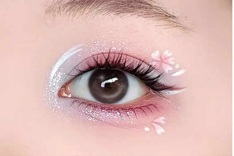 میکاپ عروسکی شاین