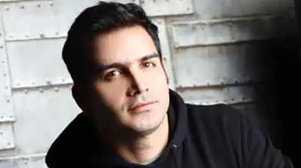 فیلم / شهید شدن پدر محسن یگانه  / بخاطر دفاع از وطن خیلی‌ها مثل من دست پدرشان را نگرفتند...!