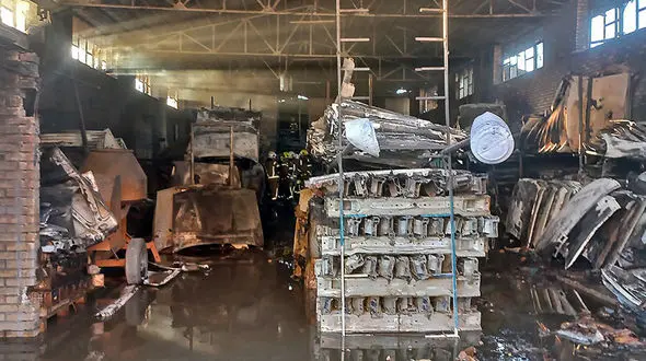 انبار لوازم خودرو در آتش سوخت / تصاویر عملیات سنگین آتش نشانان برای مهار حریق