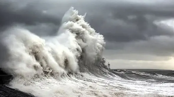 طوفان خانه ساحلی را از جا کند + فیلم