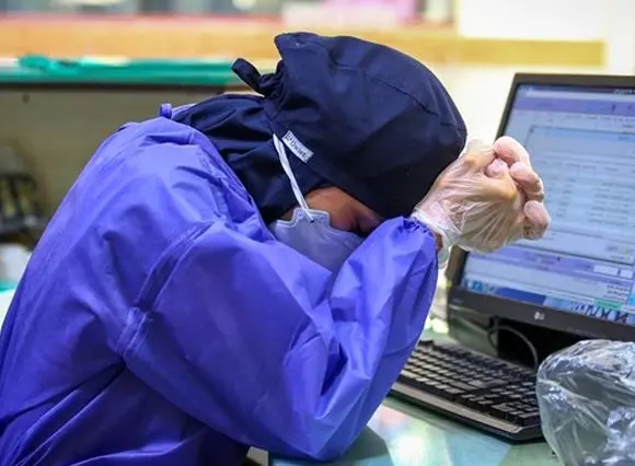 پرستاران پایین‌ترین سطح حقوق را در میان کارکنان دولت دریافت می‌کنند / در جشن پرستاران با حضور رئیس جمهور، اجازه حضور پرستاران منتقد داده نشد!؟  + صوت