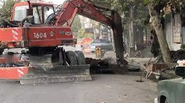 اشتباه راننده بیل مکانیکی همه آستارا را بهم ریخت