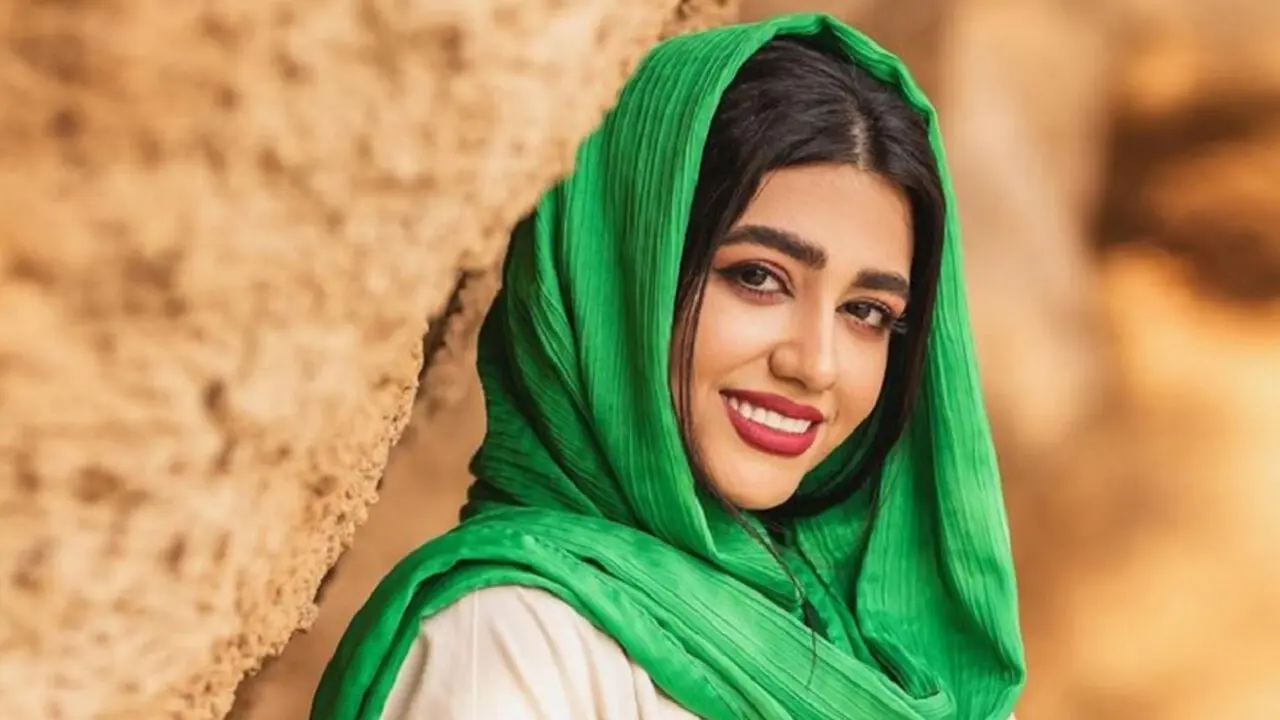 تیپ رنگین کمانی و غیرمنتظره سرنا امینی  /  کیکی عجیب با نماد عشق در جشن خصوصی سرنا امینی + عکس