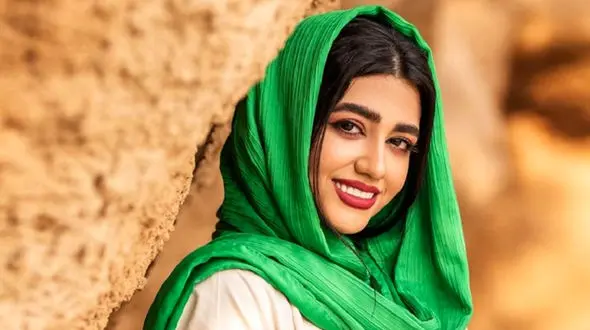 تیپ رنگین کمانی و غیرمنتظره سرنا امینی  /  کیکی عجیب با نماد عشق در جشن خصوصی سرنا امینی + عکس