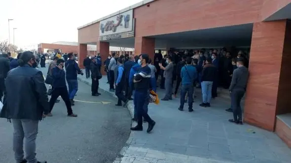 تجمع مردم برای علی انصاریان جلوی در بیمارستان + عکس