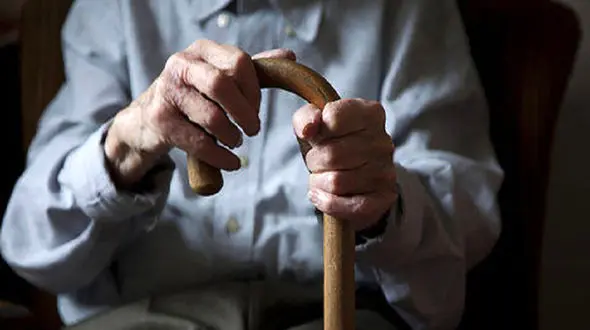 انتقاد شدید یک فعال صنفی از حذف ارز ترجیحی داروها: درمان بازنشستگان هم پولی شد؟