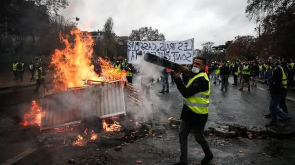 سلاح عجیب جلیقه زرد‌ها برای مبارزه با دولت فرانسه +عکس
