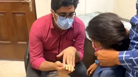 تراکتور دست دختر بچه 8 ساله را بلعید / آقای بازیگر دست به کار شد + فیلم