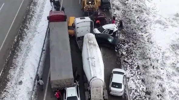 فیلم / برخورد چندین وسیله نقلیه در محور ارزوروم