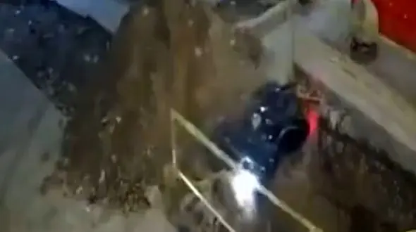 از بالا رفتن زن جوان از کابل برق تا سقوط موتور سوار در چاه