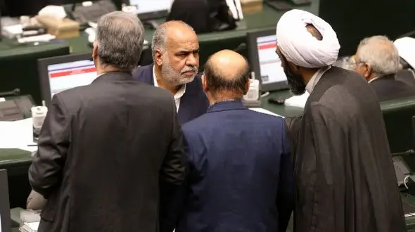 یورش مدافعان قانون حجاب به منتقدان تحصن مقابل مجلس؛ هدف از تجمع چیست؟