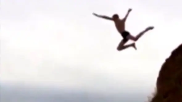 بلایی که شیرجه ناموفق در ساحل دریا بر سر پسر جوان آورد + فیلم