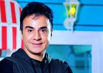 فیلم/ داریوش فرضیایی مهمان یک خانه با صفای قدیمی خارج از تهران با صاحب‌خانه‌هایی مهربان / فرار از آلودگی هوای تهران ...