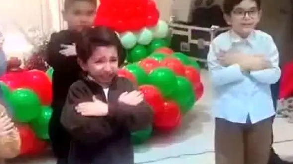 آواز بهشتی؛ پسر بچه برای مادرش با اشک و هق هق پیش دوستاش میخونه