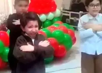 آواز بهشتی؛ پسر بچه برای مادرش با اشک و هق هق پیش دوستاش میخونه