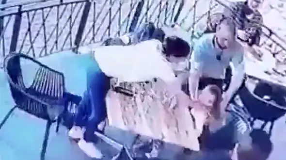 فیلم دستگیری کودک ربا توسط مشتریان یک رستوران