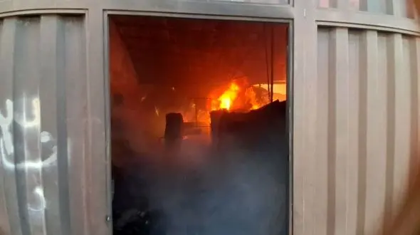 فیلم هولناک آتش سوزی شدید در کارگاه چوبی در جاده ساوه / دو کارگر زنده زنده در آتش سوختند