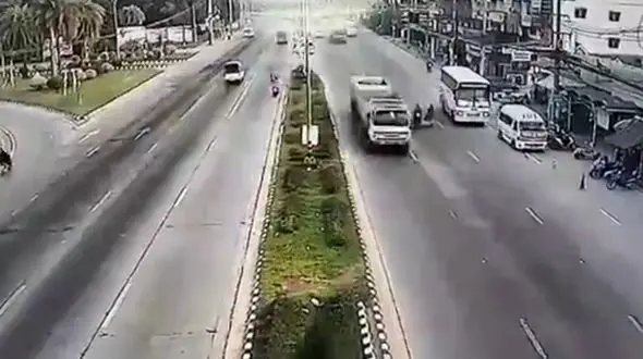 مرگ ناگهانی موتورسوار پس از برخورد لاستیک یک کامیون + فیلم