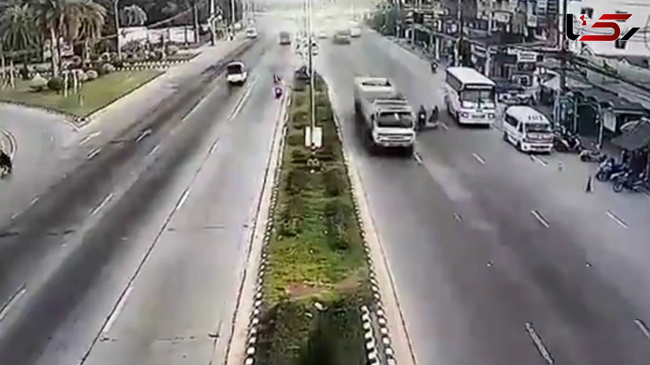 مرگ ناگهانی موتورسوار پس از برخورد لاستیک یک کامیون + فیلم